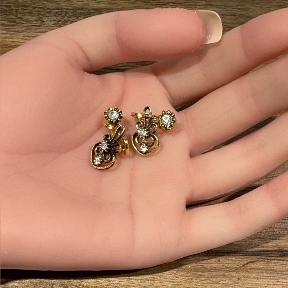 Vintage Antique Gold Tone Crystal
Rhinestone Dangle Clip-On Earrings - Picture 4 of 12